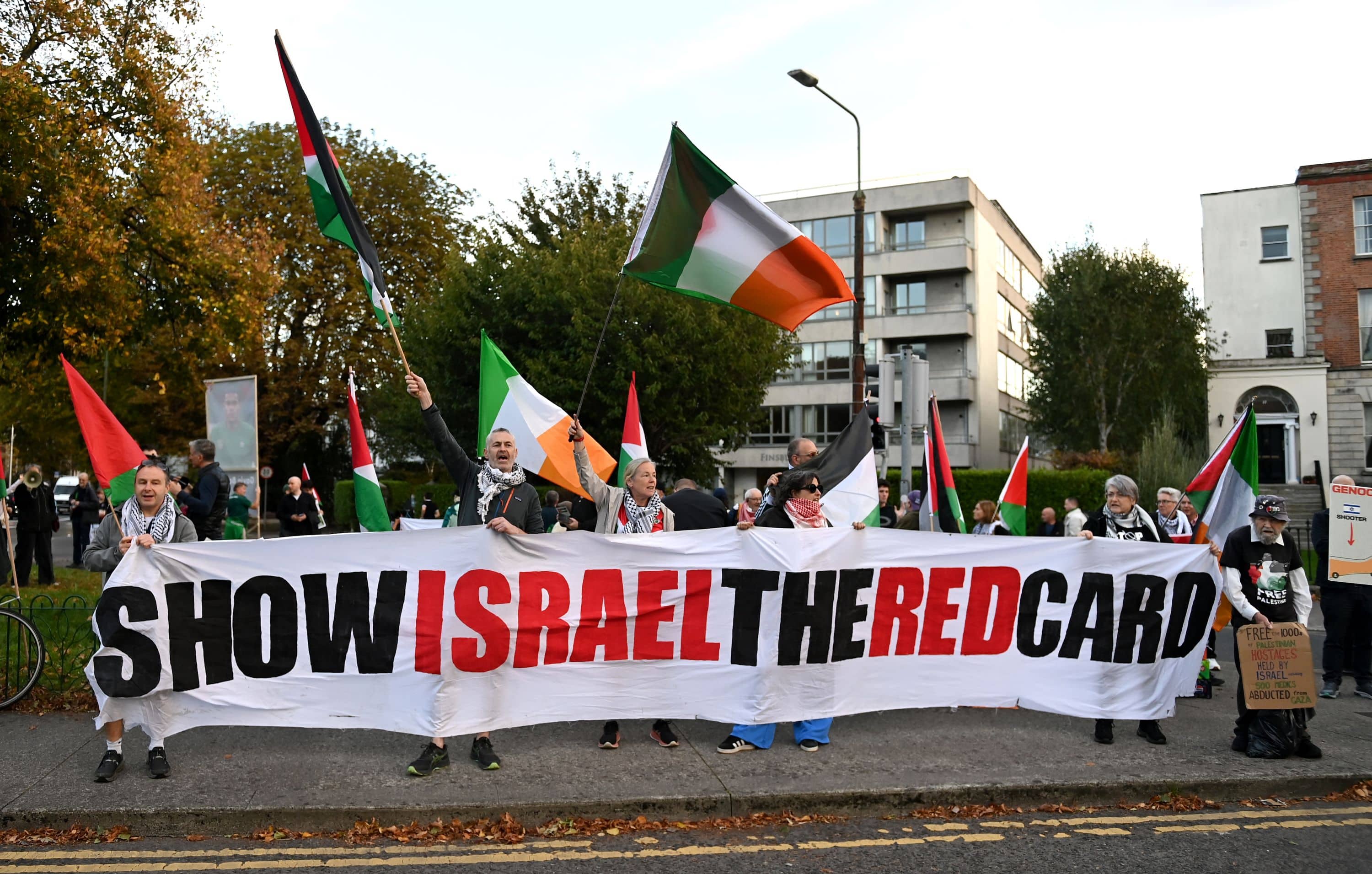 Proteste irlandesi chiedono il boicottaggio delle partite contro Israele prima del match di Nations League contro l'Austria