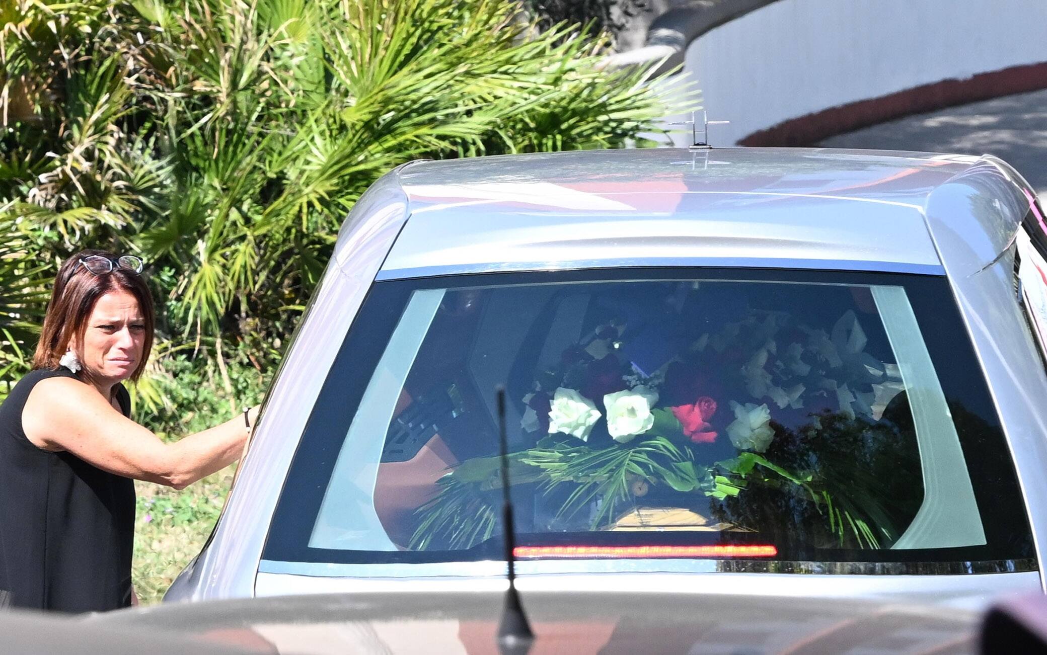 L’arrivo del feretro per il funerale organizzato presso l’ospedale San Filippo Neri dove prestava servizio, come infermiera, Rossella Nappini, l’infermiera uccisa a Roma, 9 settembre 2023. ANSA/CLAUDIO PERI