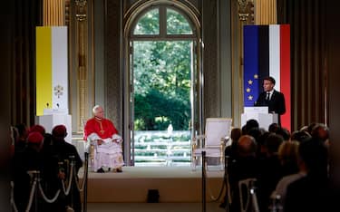 epa13262093 French President Emmanuel Macron delivers a speech next to Pope Leo XIV during a meeting with the authorities, members of civil society and the diplomatic corps at the Elysee Palace in Paris, France, 25 September 2026.  EPA/BENOIT TESSIER / POOL  MAXPPP OUT