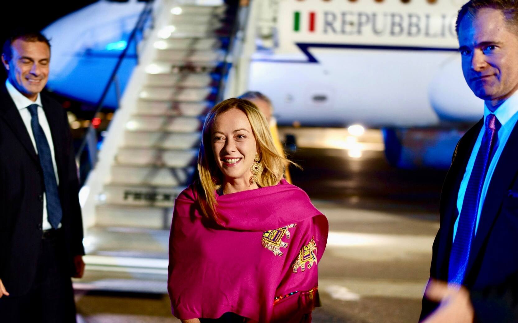 La presidente del Consiglio, Giorgia Meloni, al suo arrivo a New York per l'assemblea generale dell'Onu, 19 settembre 2023. La premier in mattinata parteciperà all'apertura dei lavori, dove sono previsti tra gli altri gli interventi del segretario generale Antonio Guterres e del presidente Usa Joe Biden. Nel pomeriggio (le 16.30 locali, le 22.30 in Italia) deporrà una corona di fiori a Columbus Circle, alla presenza di alcuni rappresentanti della Columbus Citizen Foundation e di altri associazioni italoamericane. Mercoledì è previsto il suo discorso all'assemblea generale.   NPK   ANSA / FILIPPO ATTILI - US PALAZZO CHIGI   +++ ANSA PROVIDES ACCESS TO THIS HANDOUT PHOTO TO BE USED SOLELY TO ILLUSTRATE NEWS REPORTING OR COMMENTARY ON THE FACTS OR EVENTS DEPICTED IN THIS IMAGE; NO ARCHIVING; NO LICENSING +++