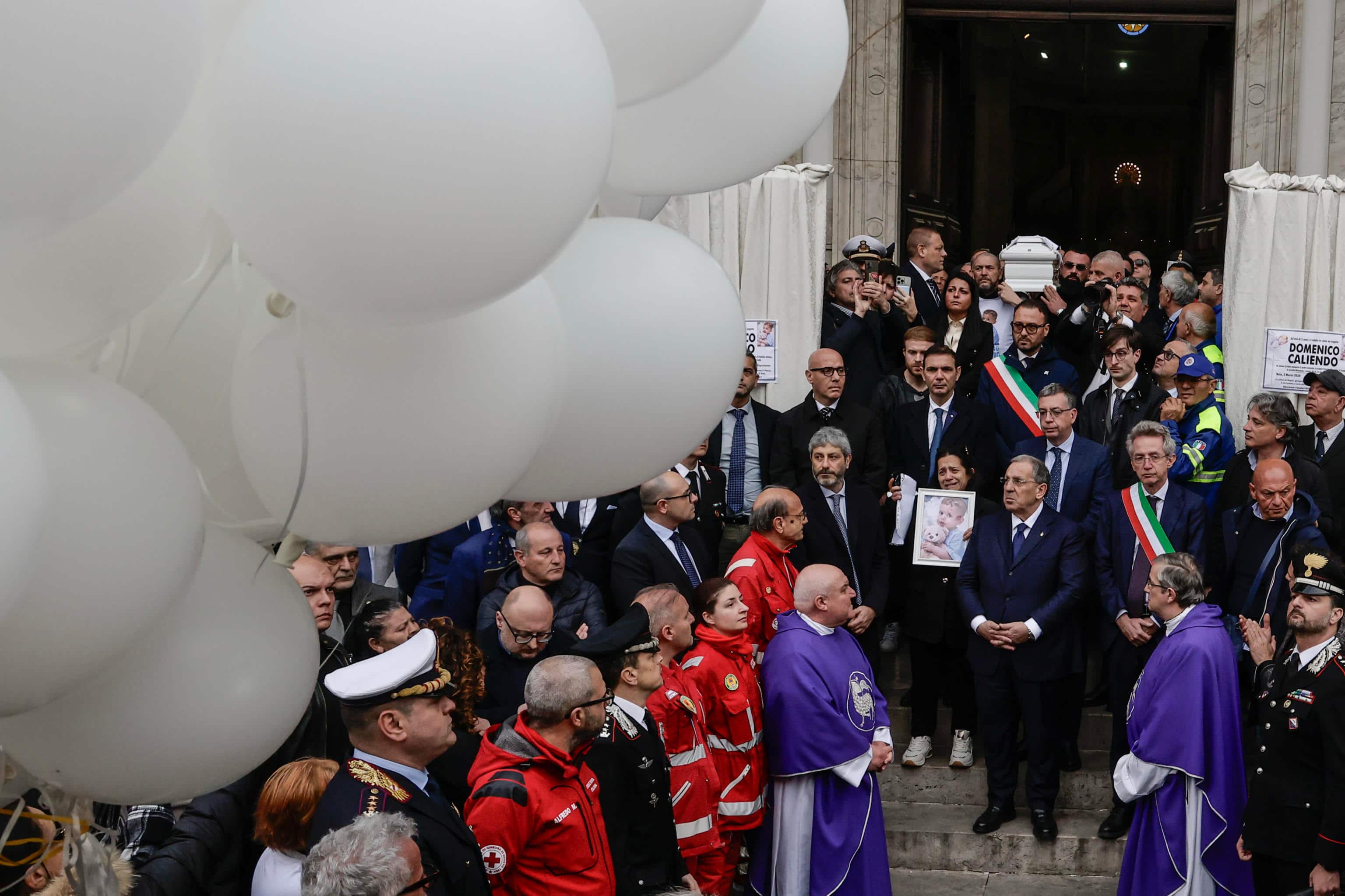 La madre di Domenico Caliendo precede il feretro del figlio al termine della cerimonia funebre nella cattedrale di Nola, 4 Marzo 2026. ANSA/CIRO FUSCO
