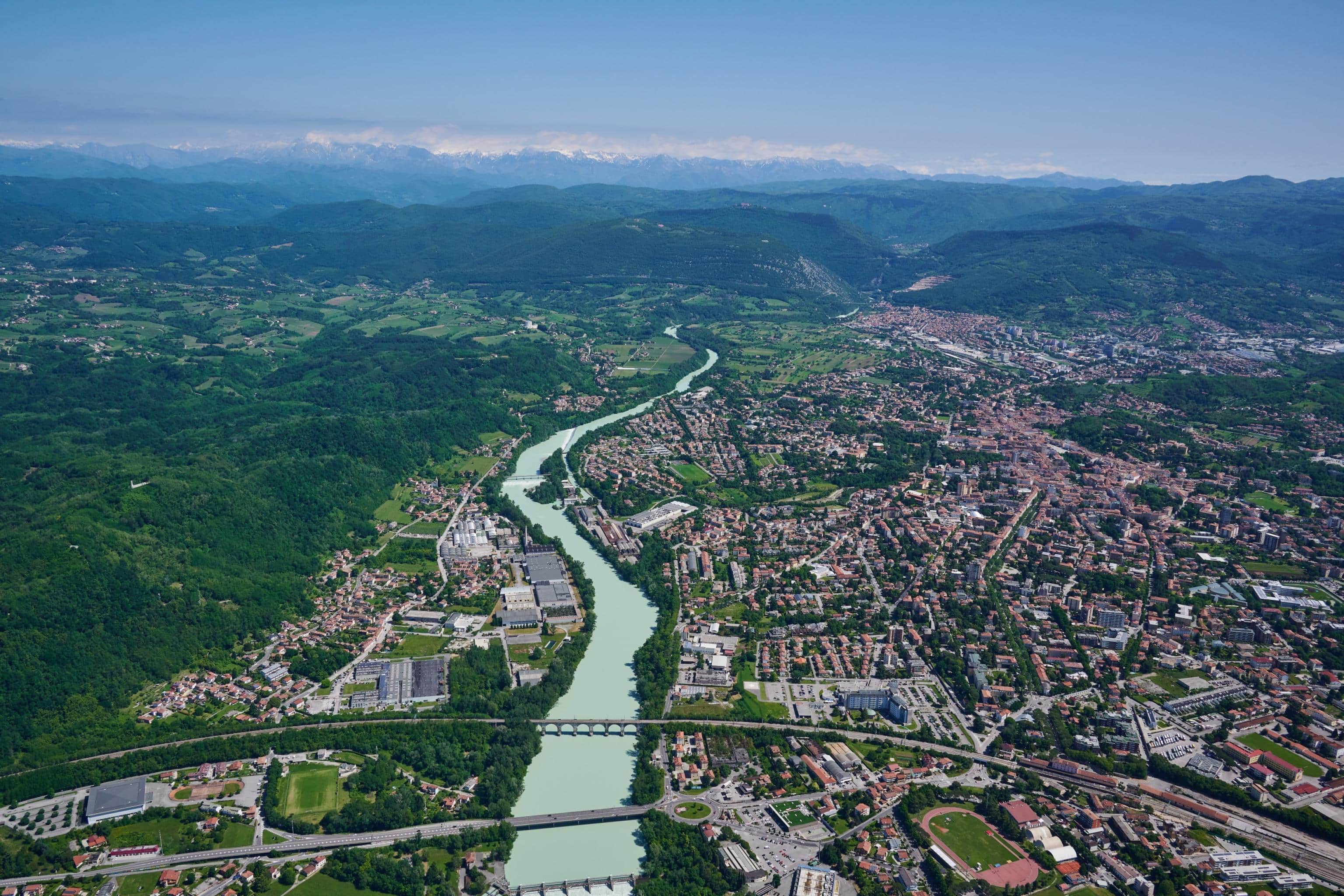 "Pochi sanno che l'inaugurazione dell'8 febbraio, della Capitale Europea della Cultura, Gorizia-Nova Gorica, è straordinaria anche perché è la prima volta, in Europa, che la Commissione europea conferisce a due città, peraltro appartenenti a due Stati diversi, questo importante riconoscimento". Lo ha ricordato il sindaco di Gorizia, Rodolfo Ziberna, a poco più di due settimane dall'inaugurazione di Go!2025, che vedrà la partecipazione del presidente della Repubblica, Sergio Mattarella. "Facile? Assolutamente no - ha aggiunto il primo cittadino -. Difficile? Eccome. Ma noi abbiamo già vinto nel momento in cui abbiamo messo insieme due città, due Stati, leggi diverse, regolamenti diversi, nella prima capitale europea borderless. Siamo stati, come dicono i due capi dello Stato, testimonianza in Italia, in Europa e nel mondo di come, se si vuol fare, si può fare".
ANSA/CAPITALE EUROPEA  DELLA CULTURA ANSA PROVIDES ACCESS TO THIS HANDOUT PHOTO TO BE USED SOLELY TO ILLUSTRATE NEWS REPORTING OR COMMENTARY ON THE FACTS OR EVENTS DEPICTED IN THIS IMAGE; NO ARCHIVING; NO LICENSING NPK