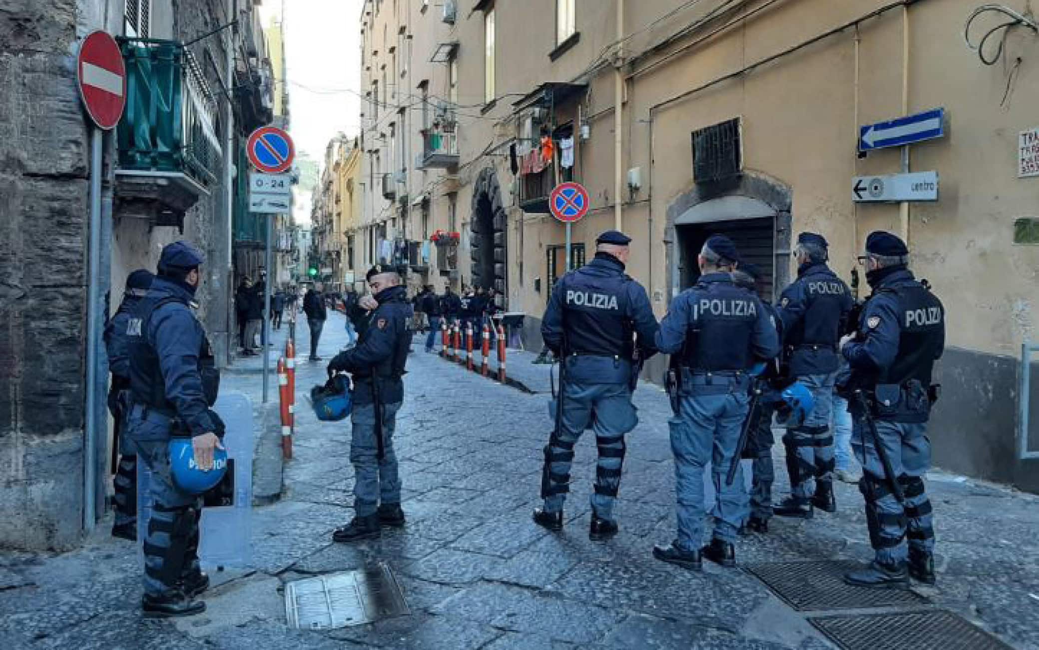 Forze dell'ordine sono entrate nel palazzo di via Egiziaca a Pizzofalcone, a Napoli, ribattezzato il 'palazzo della camorra' per eseguire lo sgombero che era stato disposto dal gip del Tribunale di Napoli lo scorso 10 novembre nei confronti delle 16 famiglie che lo occupavano abusivamente, alcune delle quali legate da vincoli di parentela con esponenti della criminalità organizzata. ANSA