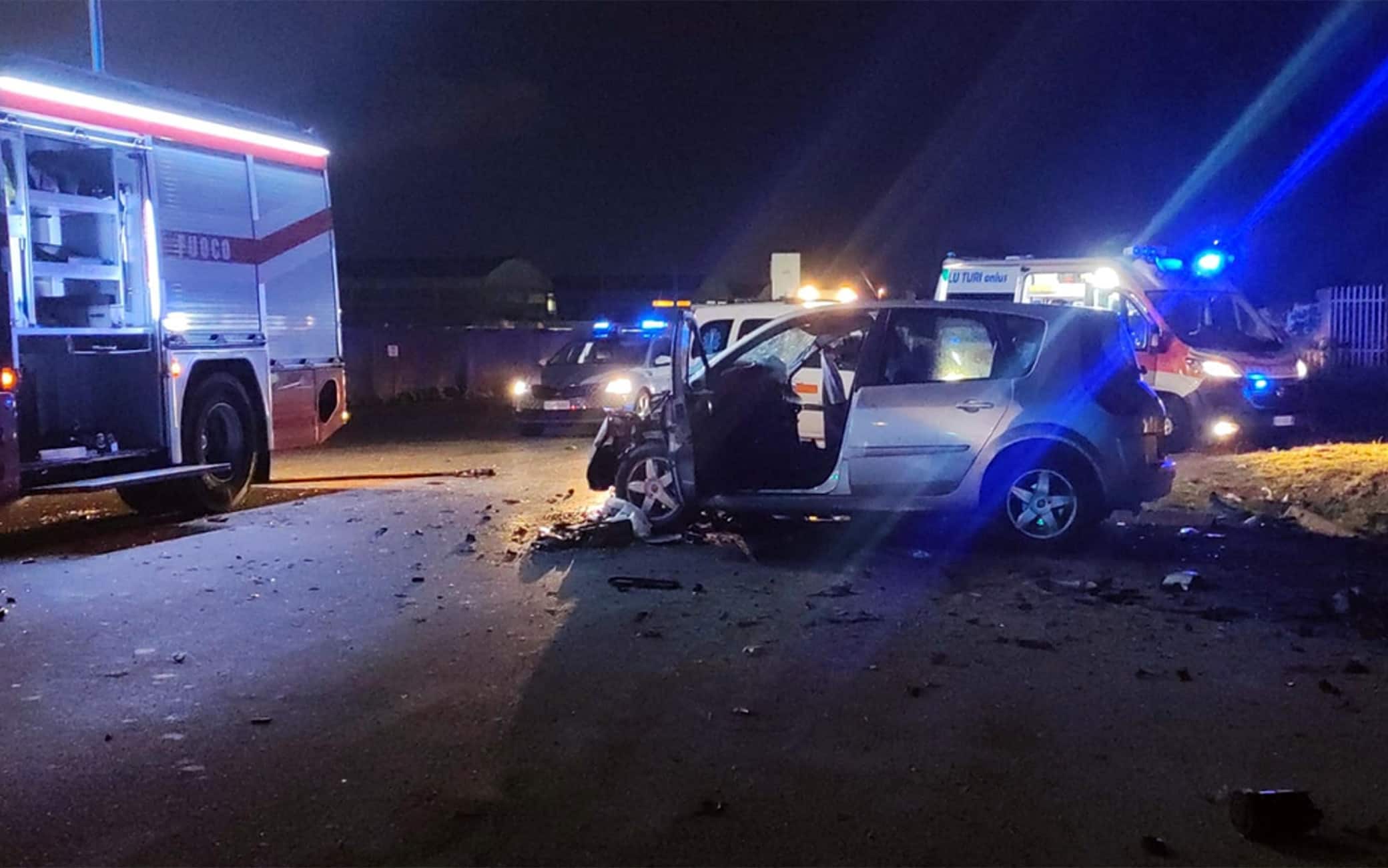 Il luogo dell'incidente nel quale  sono morti quattro giovani e due sono rimasti gravemente feriti  sulla strada provinciale 231 nei pressi di Bitonto, in provincia di Bari, 26 aprile 2023. ANSA/Donato Fasano