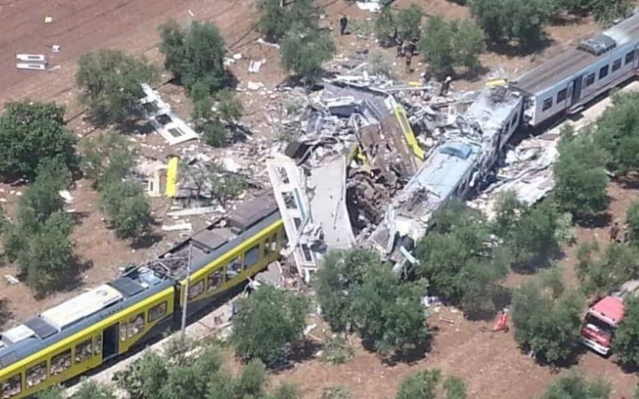 Lo scontro tra due treni di linea della Bari Nord avvenuto sul tratto a binario unico tra Ruvo di Puglia e Corato, 12 luglio 2016.ANSA/VIGILI DEL FUOCO+++ ANSA PROVIDES ACCESS TO THIS HANDOUT PHOTO TO BE USED SOLELY TO ILLUSTRATE NEWS REPORTING OR COMMENTARY ON THE FACTS OR EVENTS DEPICTED IN THIS IMAGE; NO ARCHIVING; NO LICENSING +++
