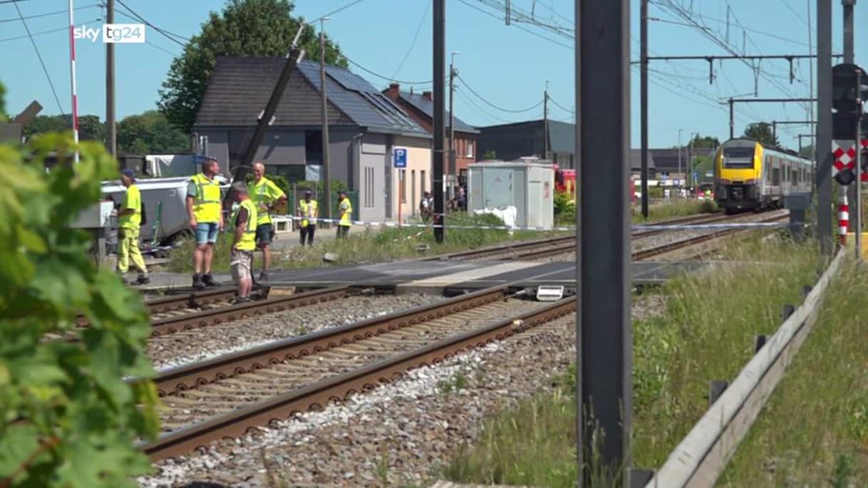 Incidente in Belgio, scuolabus si scontra con treno: 4 morti | Video ...