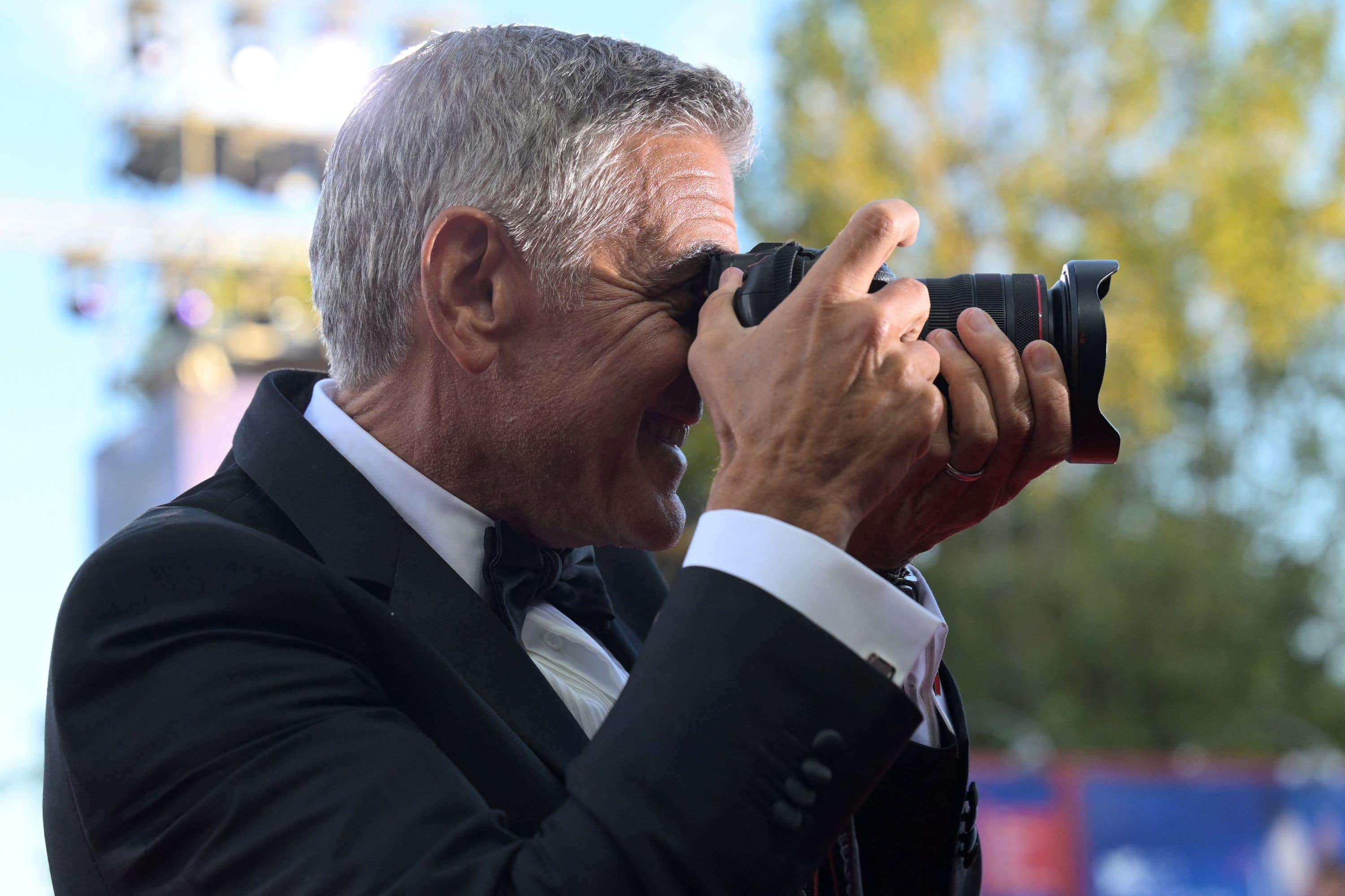 George Clooney si improvvisa fotografo sul red carpet della Mostra del Cinema di Venezia