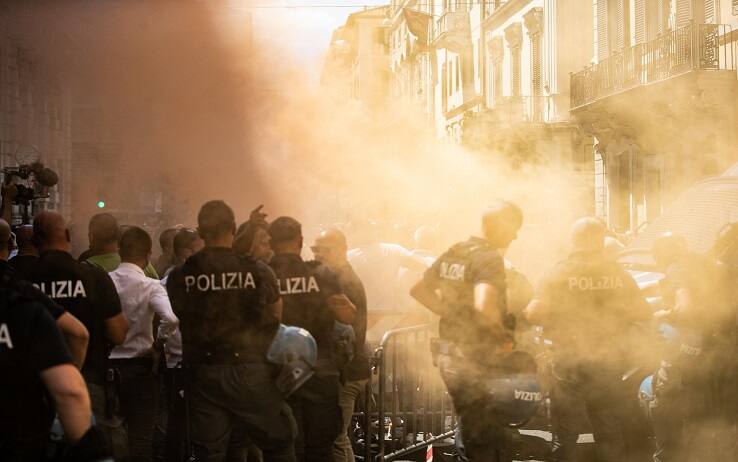 Un momento della protesta dei tassisti in Via del Corso con Palazzo Chigi e le vie di accesso limitrofe blindate dalla polizia, Roma, 13 luglio 2022. I tassisti chiedono lo stralcio dell'art. 10 del ddl concorrenza che prevede la liberalizzazione del settore. Sono stati esplosi petardi e accesi fumogeni, con la polizia che fronteggia i manifestanti tenendoli a distanza dal palazzo del Governo. Slogan contro l'esecutivo, il presidente del Consiglio Mario Draghi, ma soprattutto contro Uber.   ANSA / Emanuele Valeri