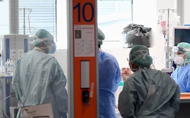 Italy, Lombardy region, Brescia, March 19, 2020 : Covid-19 virus epidemic. Coronavirus emergency, in the photo doctors and nurses at work in the intensive care and resuscitation of the hospital Fondazione Poliambulanza    Photo © Matteo Biatta/Sintesi/Alamy Stock Photo