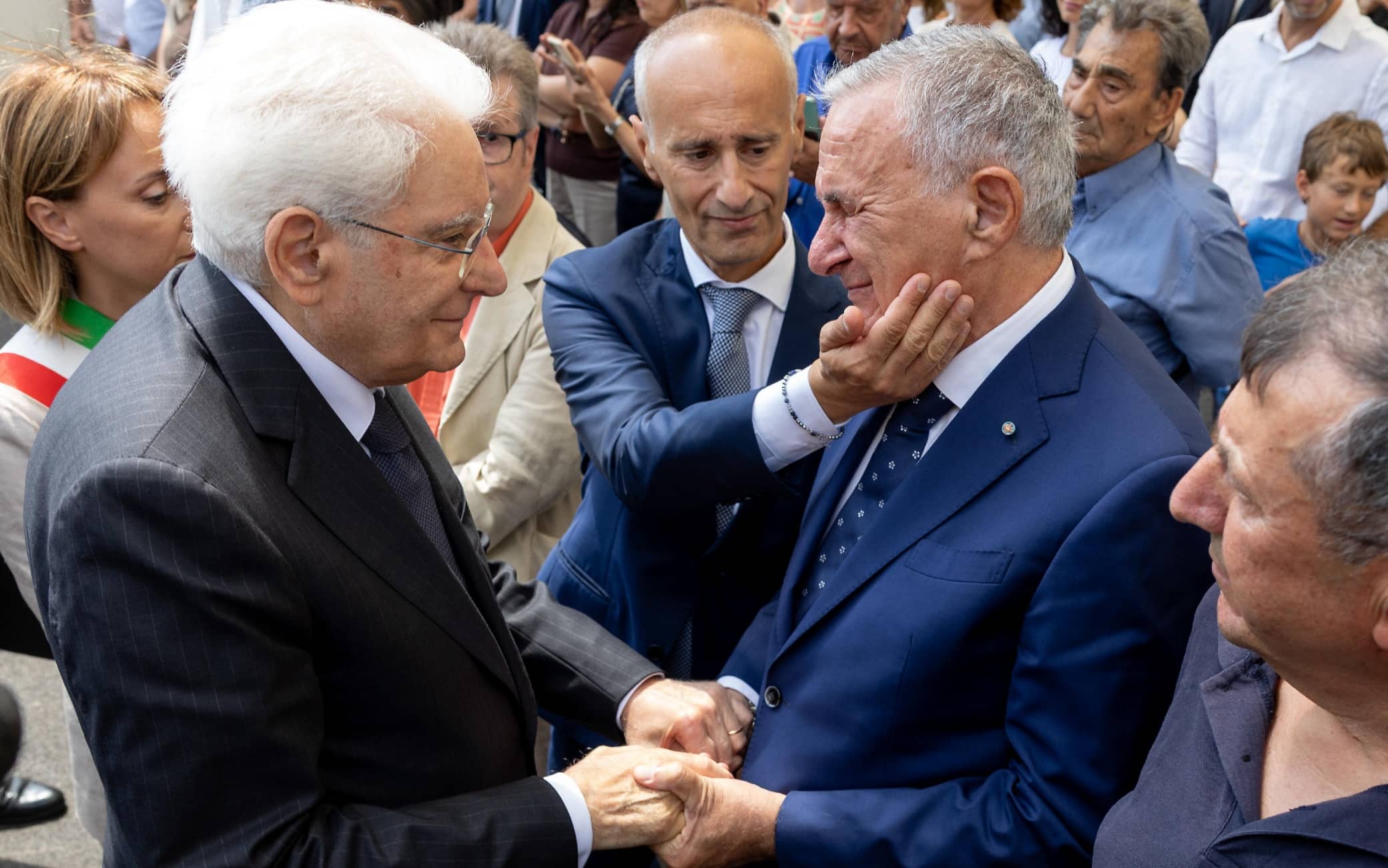 Andria - Il Presidente Sergio Mattarella con alcuni famigliari delle vittime dell’incidente ferroviario di Andria - Corato, oggi 12 luglio 2026.(Foto di Paolo Giandotti - Ufficio per la Stampa e la Comunicazione)