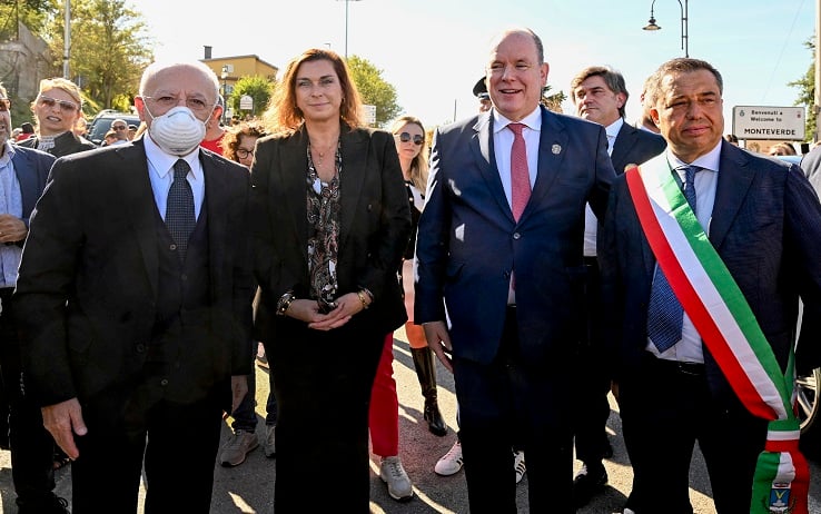 Alberto II di Monaco durante la visita a Monteverde, il comune dell'Irpinia d'Oriente appartenuto alla famiglia Grimaldi dal 1532 al 1581, 04 ottobre 2022. Al suo arrivo a Monteverde è stato accolto dal sindaco Vella, dal presidente della regione, Vincenzo De Luca, e da numerosi sindaci irpini. Prima della cerimonia ufficiale svoltasi nel castello di Monteverde, lo stesso in cui visse il marchese Onorato Grimaldi, suo antenato, Alberto ha scoperto la targa dell'Associazione dei Siti Storici e si è fermato a salutare i giovani studenti.
ANSA/UFFICIO STAMPA REGIONE CAMPANIA/MASSIMO PICA
+++ ANSA PROVIDES ACCESS TO THIS HANDOUT PHOTO TO BE USED SOLELY TO ILLUSTRATE NEWS REPORTING OR COMMENTARY ON THE FACTS OR EVENTS DEPICTED IN THIS IMAGE; NO ARCHIVING; NO LICENSING +++
