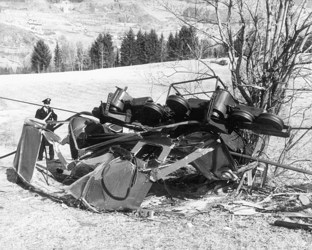 Die vÃ¶llig zertrÃ¼mmerte Kabine. Am 9. MÃ¤rz 1976 riÃ  ein Seil der Cermis-Seilbahn in Cavalese (SÃ¼dtirol). Eine Kabine stÃ¼rzte in die Tiefe, 42 Menschen kamen ums Leben. Anfang 1998 geschieht an gleicher Stelle erneut ein UnglÃ¼ck: Ein amerikanisches MilitÃ¤rflugzeug durchtrennt beim Tiefflug das Stahlseil und reiÃ t eine Gondel in die Tiefe, 20 Menschen sterben.      (Photo by Klaus Heirler/picture alliance via Getty Images)