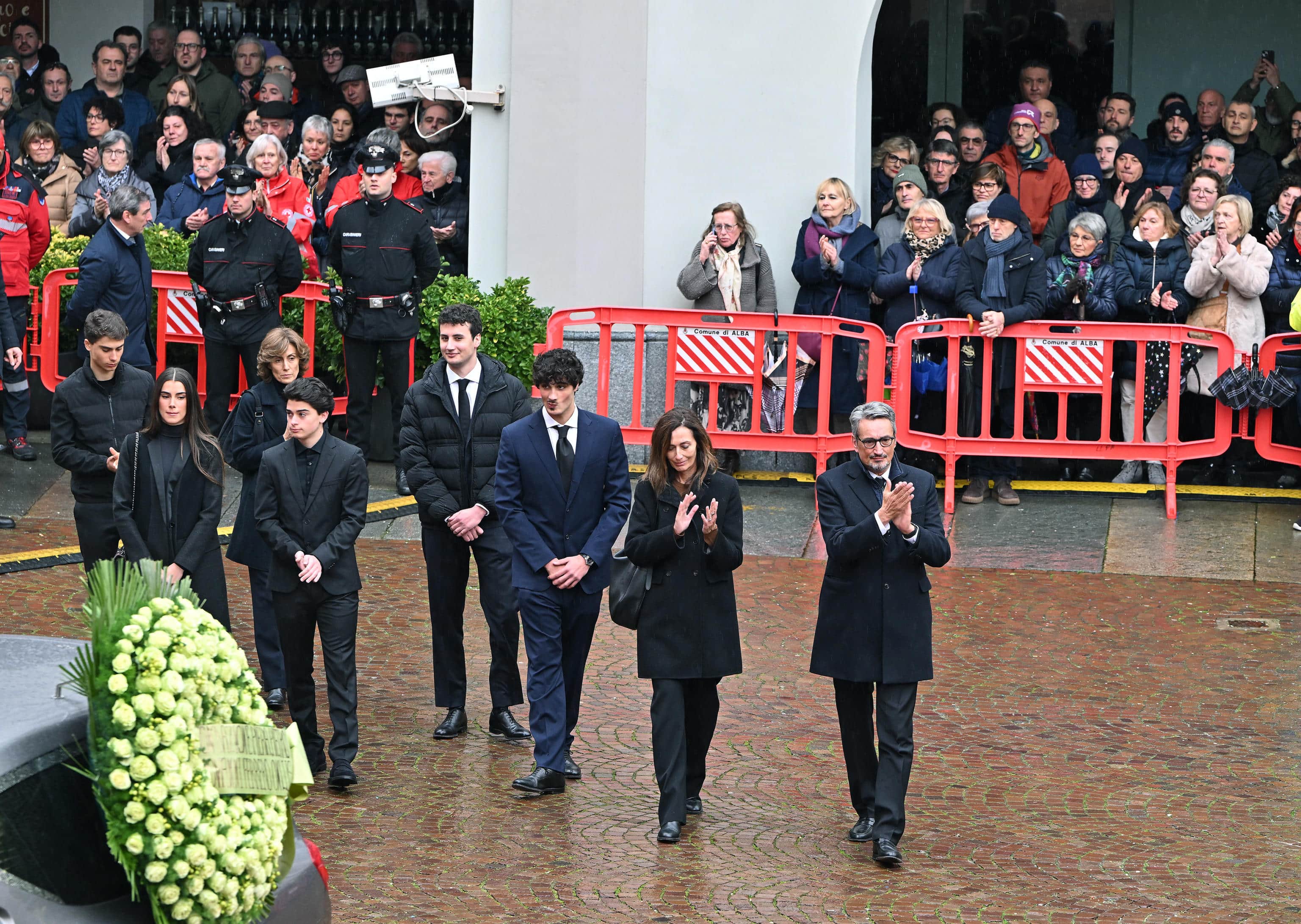 I parenti accompagnano il feretro di Maria Franca Ferrero durante il funerale  presso il duomo di Alba, Torino, 14 febbraio 2026 ANSA/ALESSANDRO DI MARCO
