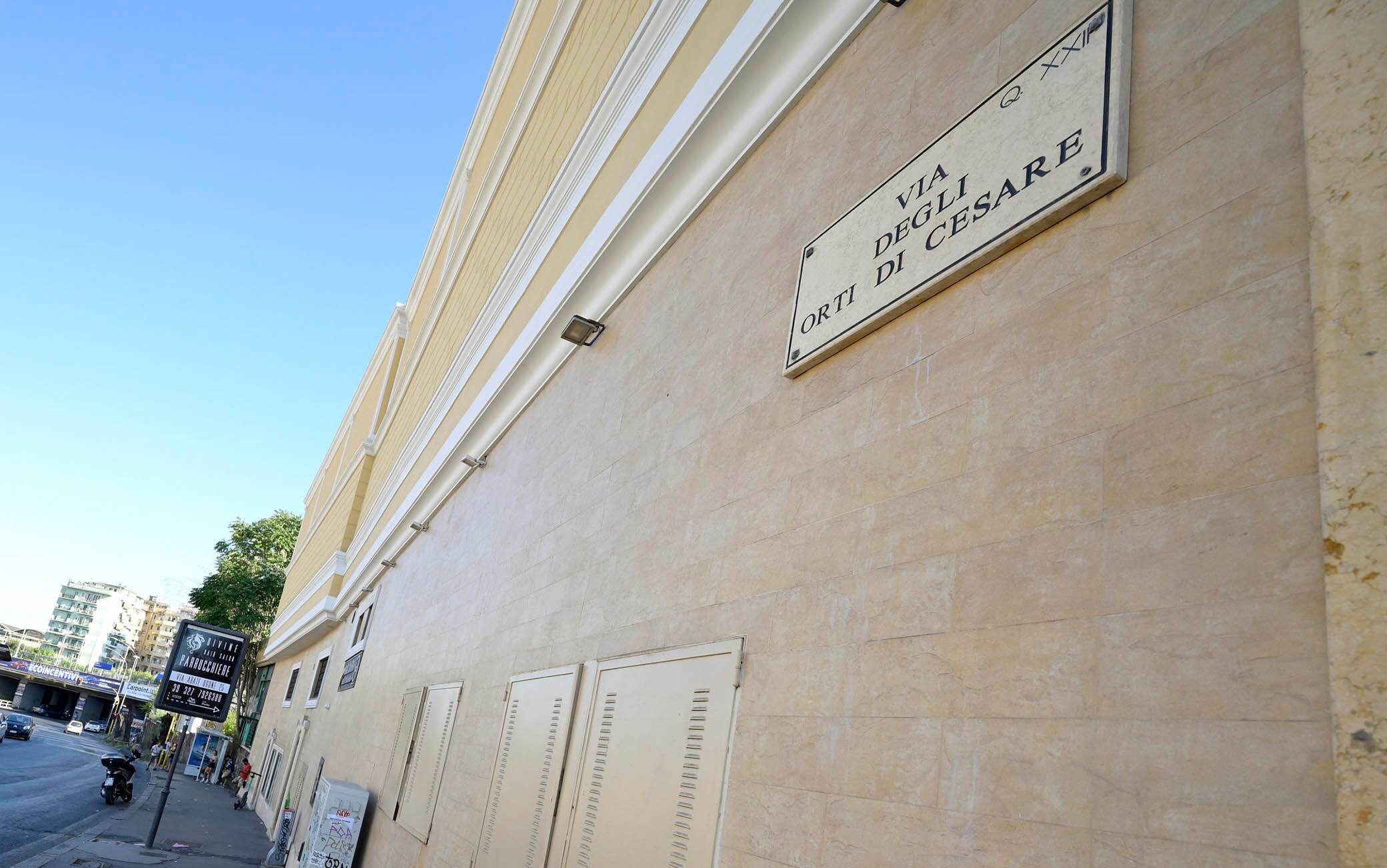 Il luogo dove una donna di 47 anni è stata accoltellata al volto in via degli Orti di Cesare a Roma 1 agosto 2022. ANSA/CLAUDIO PERI