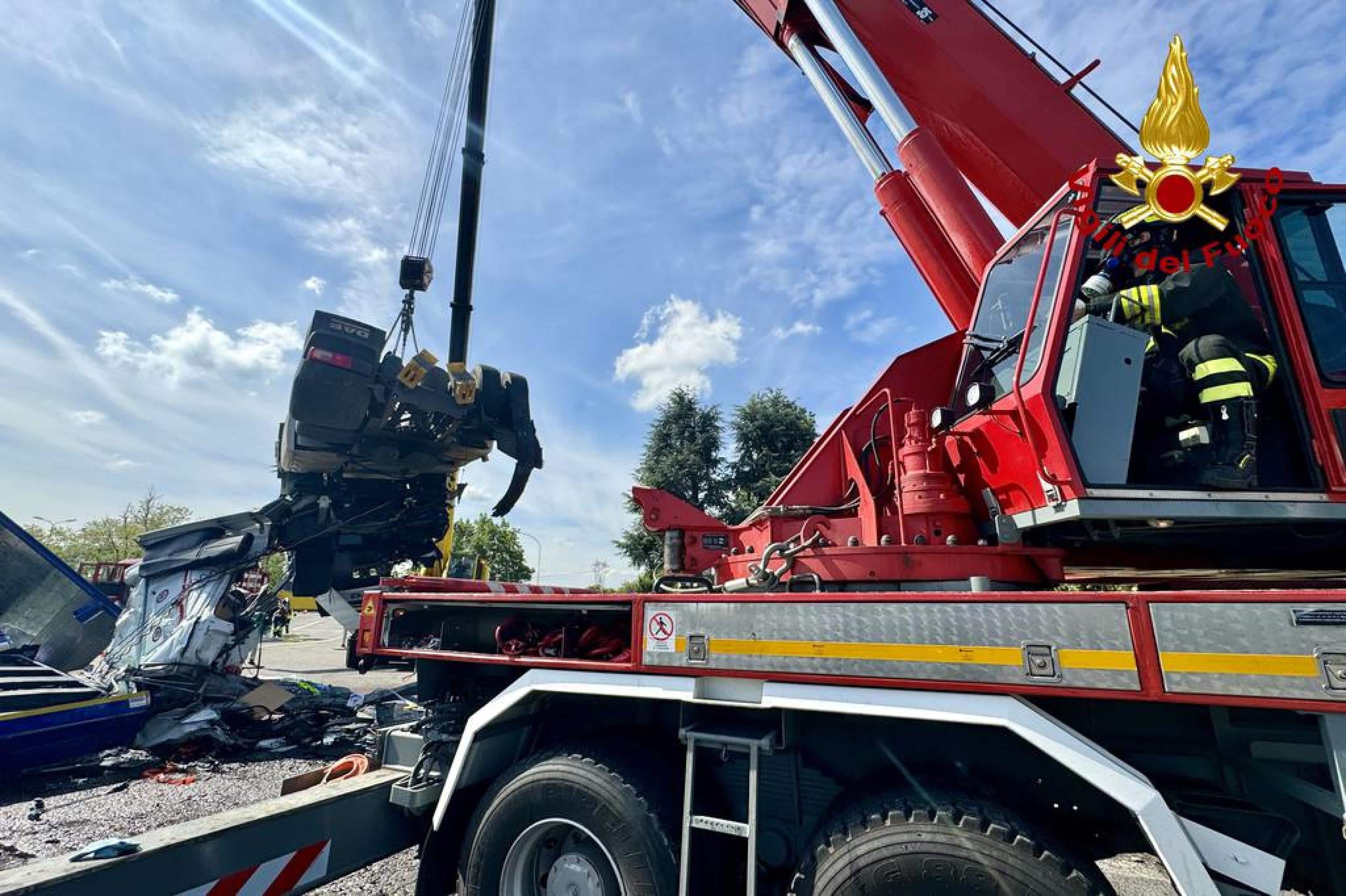 Casertano, frontale tra auto e mini-autocarro sulla Statale 7: due morti e un ferito grave