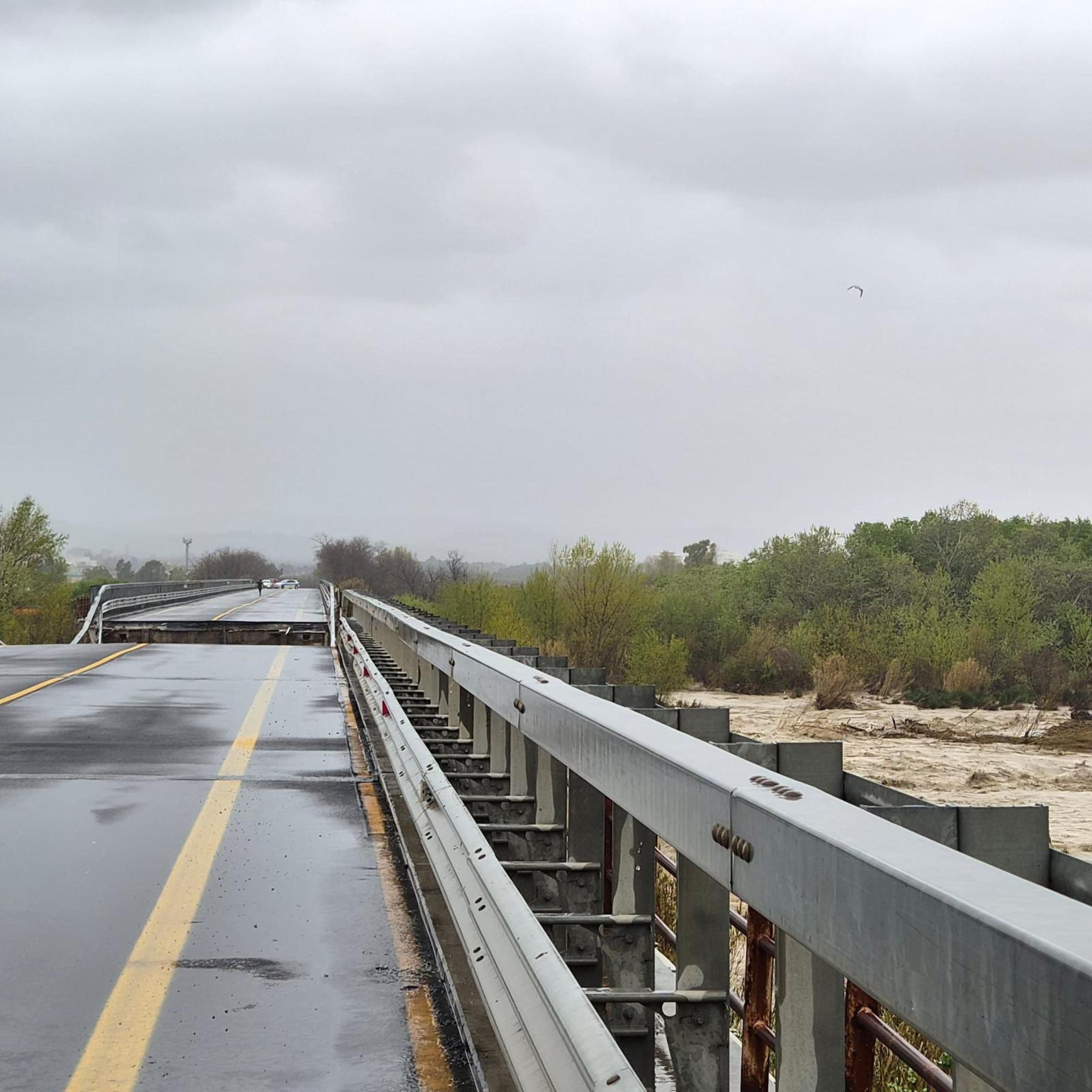 E' crollato in Molise il ponte sul Trigno lungo Statale 16 "Adriatica", nel territorio di Montenero di Bisaccia, già monitorato da ieri, quando era stata chiusa la strada a seguito dell'ingrossamento del fiume. Sono praticamente interrotti i collegamenti stradali con l'Abruzzo. A segnalare il crollo è stato il responsabile della Polizia locale di Montenero di Bisaccia, Pierfrancesco Assogna, che si trovava sul posto per monitorare le condizioni della statale, chiusa ieri pomeriggio per allagamenti a seguito dell'esondazione del Trigno, 2 aprile 2026. UFFICIO STAMPA Comune di Montenero di Bisaccia (CB).  +++FOTO DIFFUSA DALL'UFFICIO STAMPA - USARE SOLO PER ILLUSTRARE OGGI LA NOTIZIA INDICATA NEL TITOLO - NON ARCHIVIARE - NON VENDERE - NON USARE PER FINI NON GIORNALISTICI - NPK+++