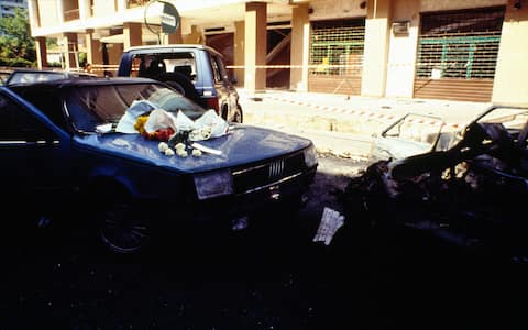 ©lapresse
archivio storico
politica
interni
Palermo 19-07-1992
Strage di via D'Amelio
nella foto: la distruzione provocata dall'esplosione di un'autobomba in via D'Amelio, attentato in cui persero la vita il giudice Paolo Borsellino e alcuni membri della sua scorta