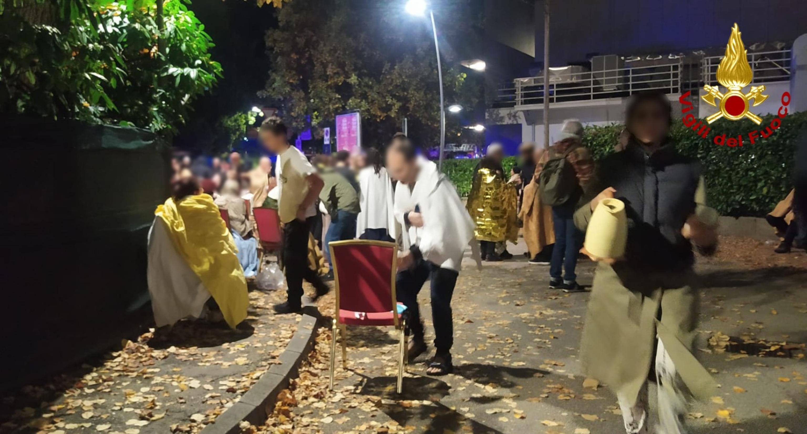 Evacuati e in salvo gli ospiti dell'albergo andato a fuoco