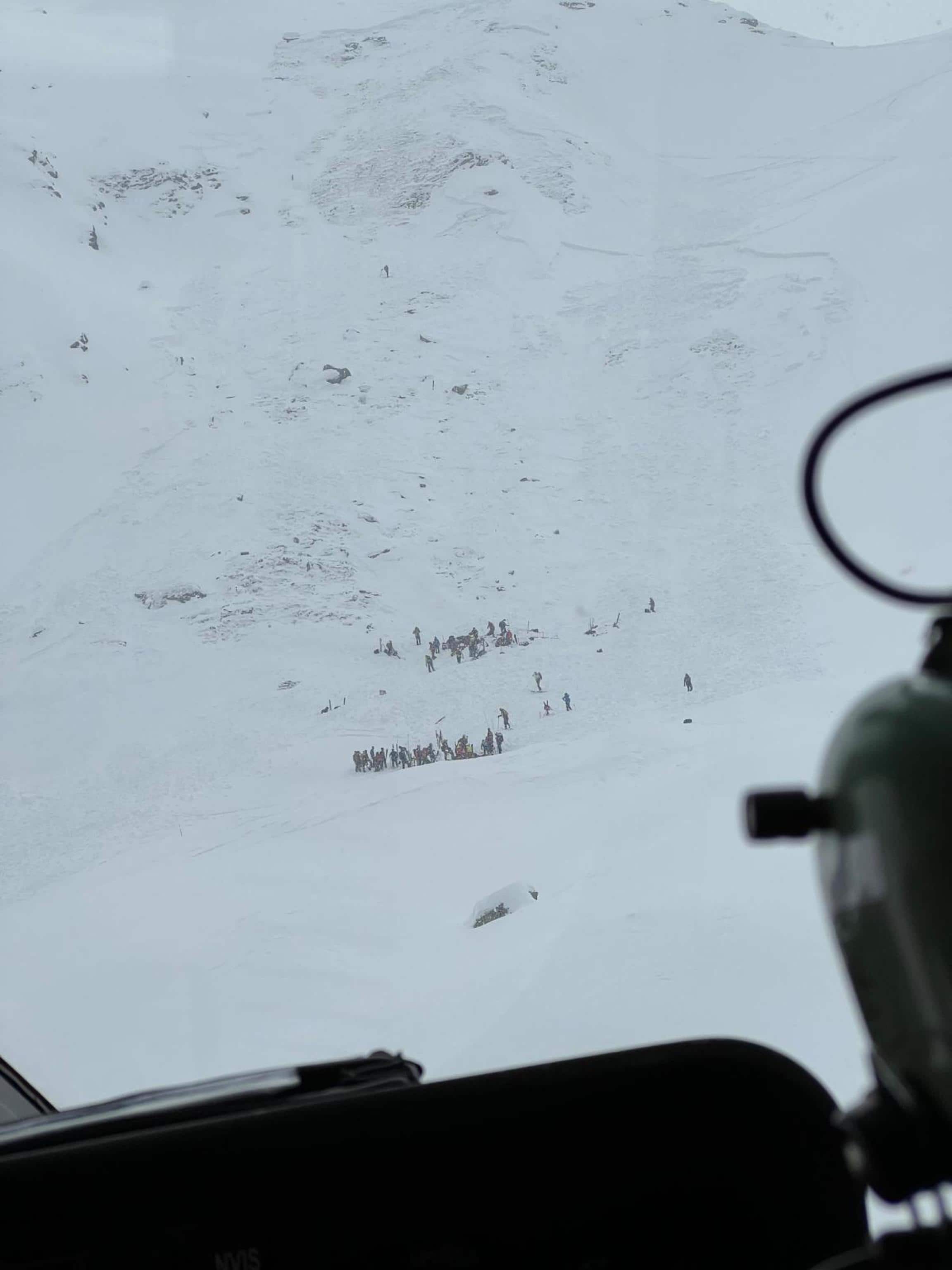 La maxi operazione di soccorso dopo il distacco di una valanga sul Tallone Grande, a Racines, 21 marzo 2026.
ANSA/ CNSAS ++FOTO DIFFUSA DALL'UFFICIO STAMPA - USARE SOLO PER ILLUSTRARE OGGI LA NOTIZIA INDICATA NEL TITOLO - NON ARCHIVIARE FOTO NON IN VENDITA - DA USARE SOLO PER FINI GIORNALISTICI - NPK+++