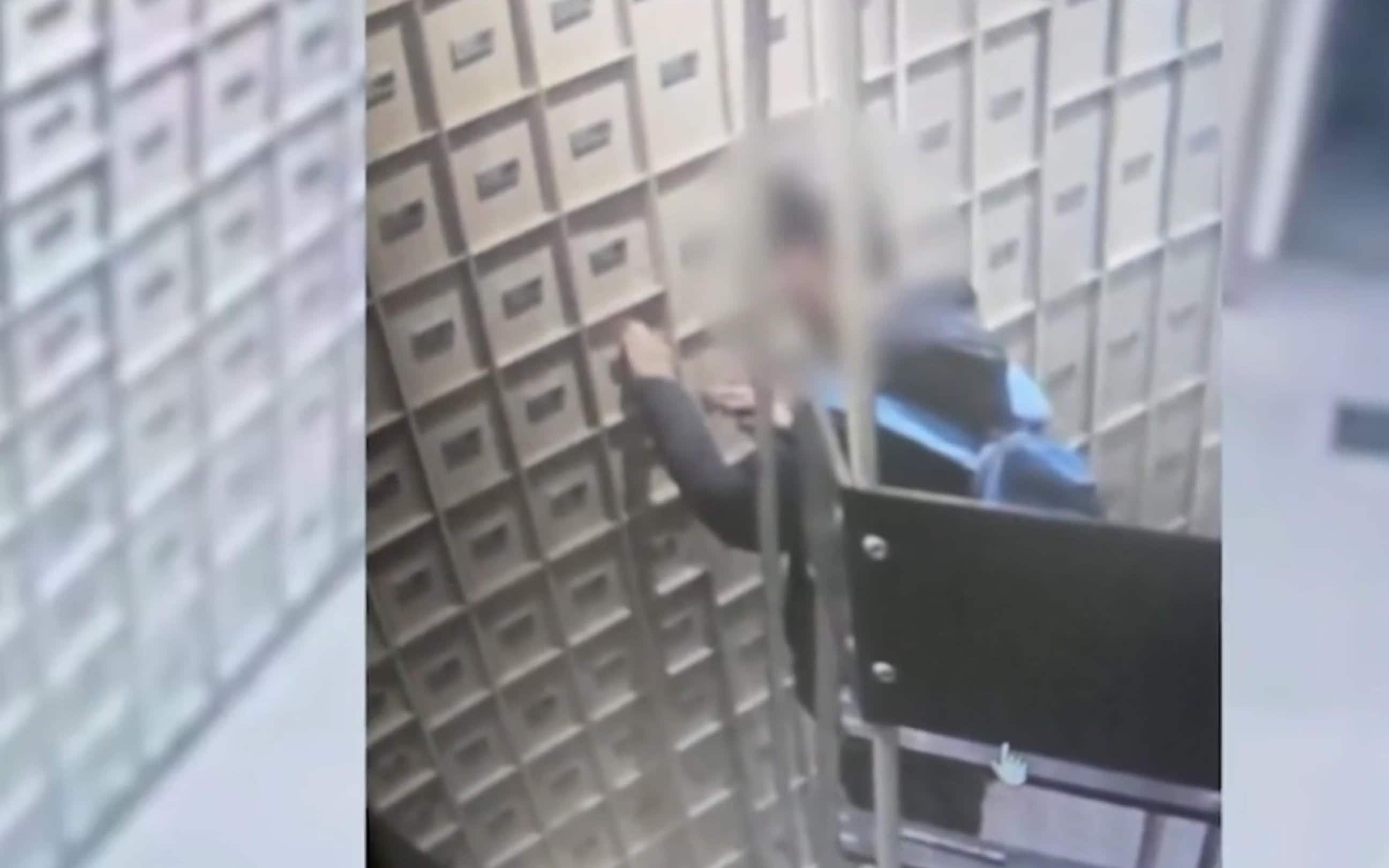 E' stato arrestato dai carabinieri del Nucleo Radiomobile per tentato furto aggravato il bengalese di 24 anni che si era introdotto nel caveau di una banca di viale Certosa a Milano senza poi riuscire ad uscirne. I militari sono intervenuti perché il personale di vigilanza privata, tramite il sistema di videosorveglianza, aveva rilevato la presenza all'interno del caveau di un uomo, impegnato nel tentativo di forzare le cassette di sicurezza.  ANSA/US CARABINIERI ++FOTO DIFFUSA DALL'UFFICIO STAMPA - USARE SOLO PER ILLUSTRARE OGGI LA NOTIZIA INDICATA NEL TITOLO - NON ARCHIVIARE   FOTO NON IN VENDITA - DA USARE SOLO PER FINI GIORNALISTICI - NPK+++