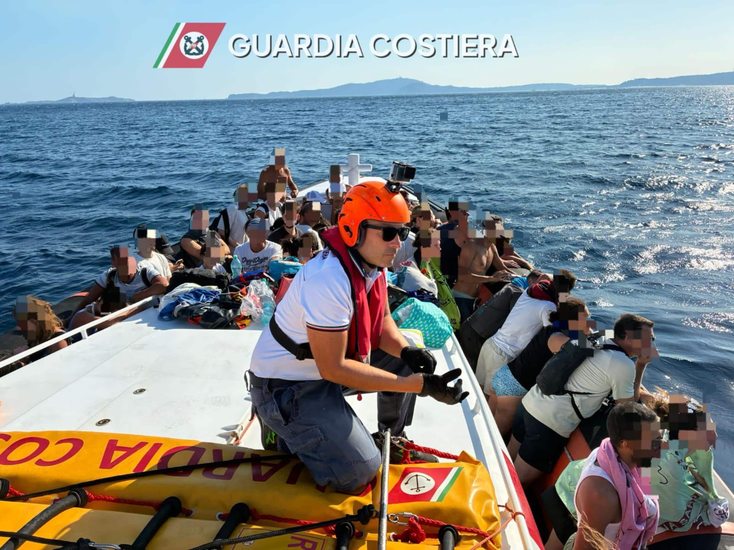 A Punta Molentis nell'area di Villasimius le fiamme sono arrivate a ridosso della spiaggia bloccando le possibili vie di fuga ai bagnanti, mobilitatando anche la Capitaneria di porto di Cagliari per le operazioni di soccorso dal mare. 27 luglio 2025. ANSA/GUARDIA COSTIERA + UFFICIO STAMPA, PRESS OFFICE, HANDOUT PHOTO, NO SALES, EDITORIAL USE ONLY + NPK