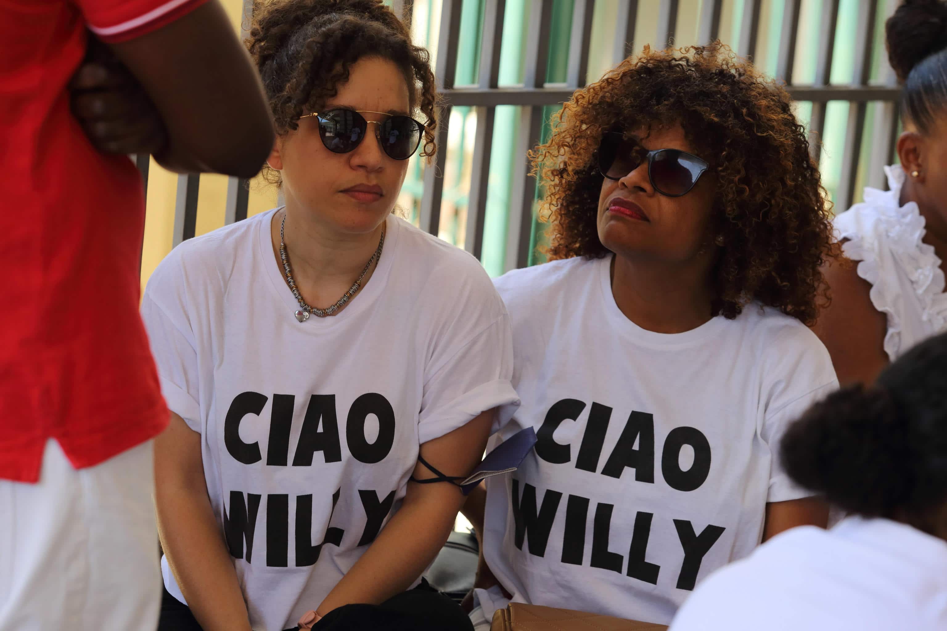 La mamma di Willy Monteiro Duarte con i parenti attende all'ingresso del tribunale di Frosinone dove i giudici della Corte di Assise sono entrati in camera di consiglio per decidere sulle richieste di condanna per l'omicidio di Willy avvenuto nel settembre del 2020, 4 luglio 2022. ANSA/ANTONIO NARDELLI