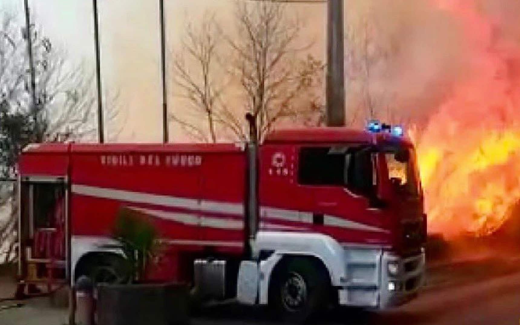Catania brucia per il caldo e il soffocante vento africano e per le fiamme che alimentano diversi incendi. La zona maggiormente colpita è quella nel rione Fossa Creta dove diverse famiglie sono state costrette a lasciare le loro case. Nella zona si alza un'intesa nube di fumo. Chiuso al traffico l'asse dei servizi e bloccato l'accesso anche ad alcune strade.VIGILI DEL FUOCO +++ ATTENZIONE LA FOTO NON PUO’ ESSERE PUBBLICATA O RIPRODOTTA SENZA L’AUTORIZZAZIONE DELLA FONTE DI ORIGINE CUI SI RINVIA +++ ++ HO - NO SALES, EDITORIAL USE ONLY ++