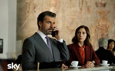 L'avvocato Ligas (Luca Argentero) con Anna Maria Pastori, pubblico ministero intepretato da  Barbara Chichiarelli 