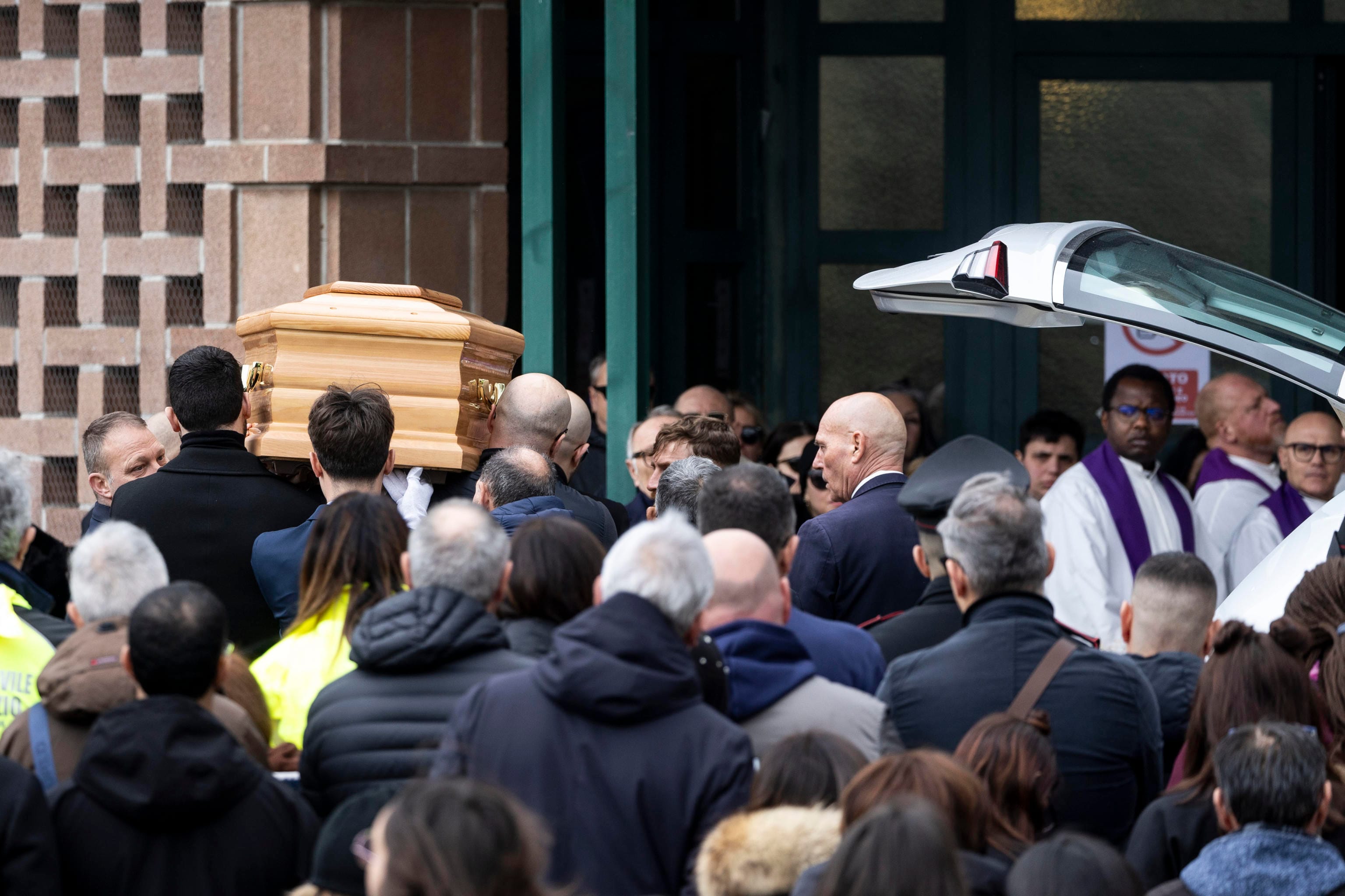Una folla silenziosa ha accolto nella chiesa Regina Pacis di Anguillara la bara di Federica Torzullo, la donna uccisa a coltellate dal marito Claudio Carlomagno, 7 febbraio 2026.  ANSA/MASSIMO PERCOSSI (funerali, funerale)