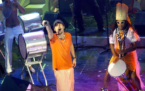 20000222-SANREMO (IMPERIA)-SPE: FESTIVAL SANREMO: PRIMA SERATA; POLO PROTESTA, DA JOVANOTTI SPOT GRATIS PRO D' ALEMA.      Jovanotti e il  " re delle percussioni Carlinhos Brown durante l' esibizione di ieri sera, quando il musicista italiano ha dedicato un rap al presidente del Consiglio Massimo D' Alema chiedendogli di cancellare il debito dei Paesi poveri con l' Italia, in tema con la campagna  " Jubilee 2000 " .     CLAUDIO ONORATI / ANSA / PAL