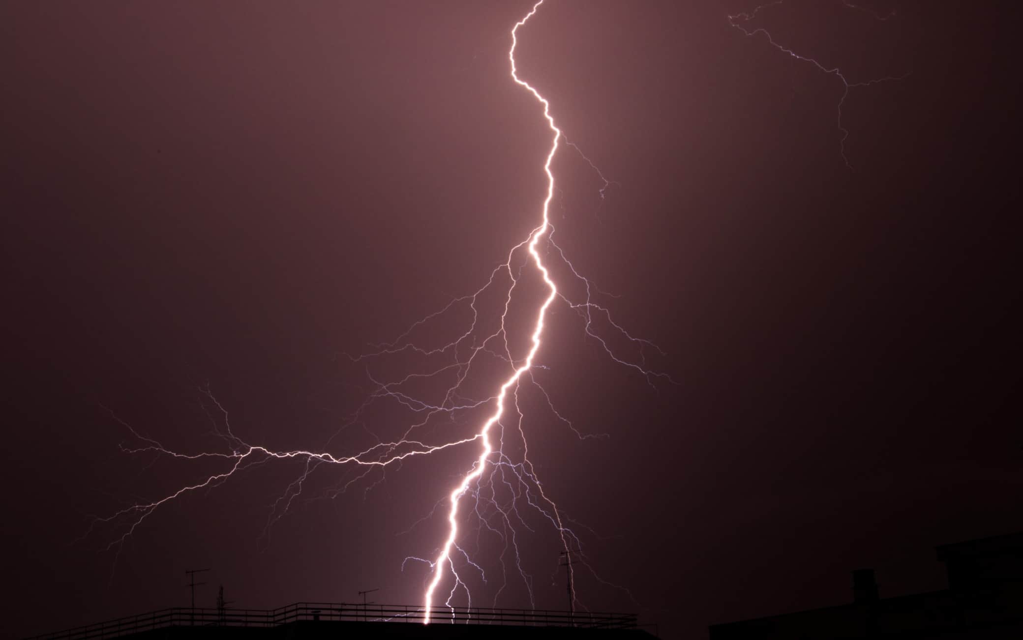 Fulmine durante il temporale al Nord