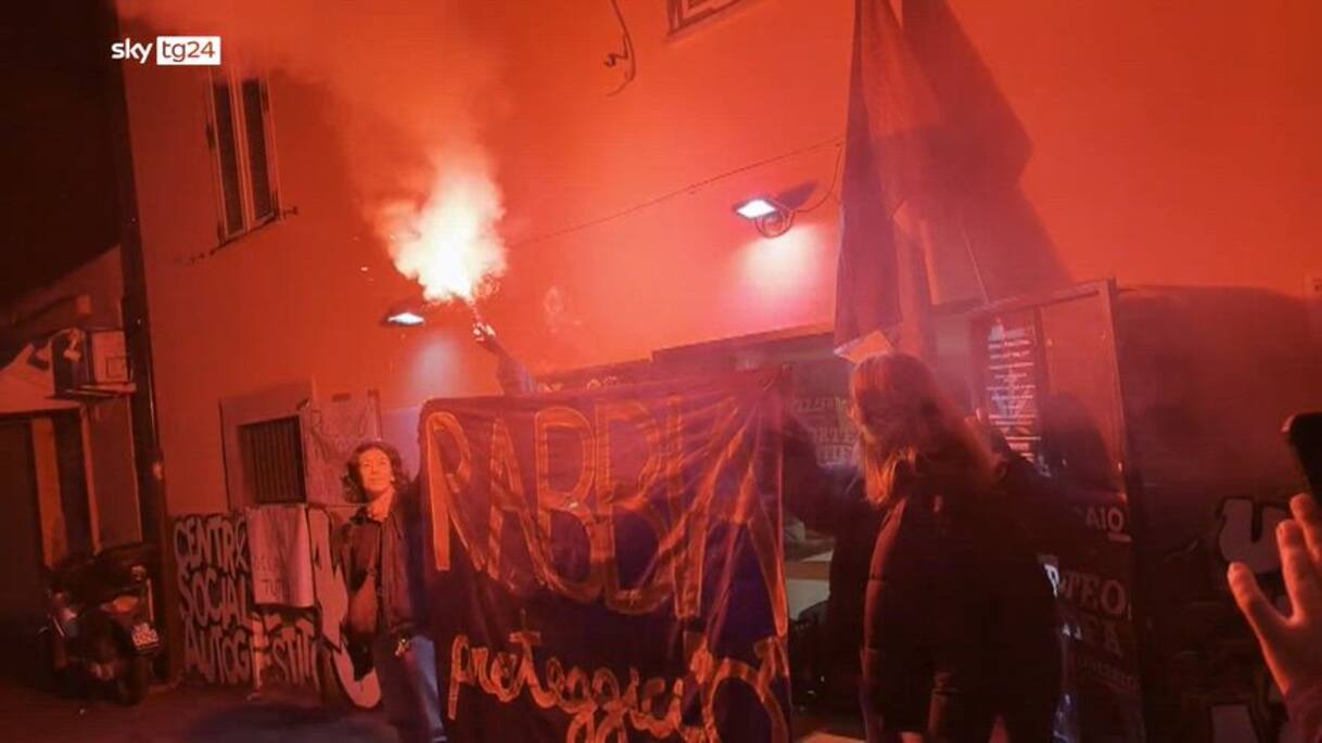 Roma, flashmob davanti a metro Jonio dopo denuncia stupro | Video Sky TG24