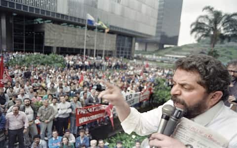 Brazilian presidential candidate for the November 1989 elections and leader of the Worker's Party of Brazil, Luiz Inacio Lula da Silva, gives a speech to the employees of the Brazilian multinational energy company Petrobras, headquartered in Rio de Janeiro, on October 5, 1989.  AFP POHTO (Photo by AFP)