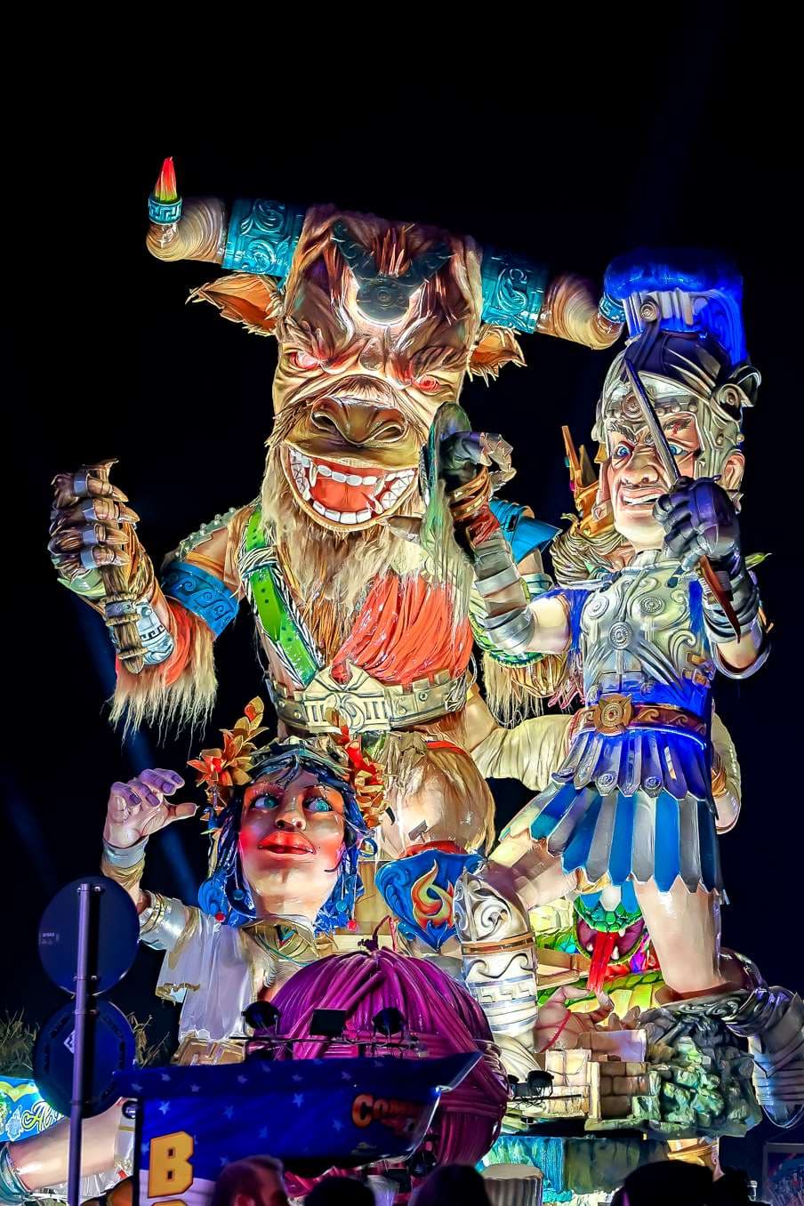 Carro allegorico "Appesi a un filo"