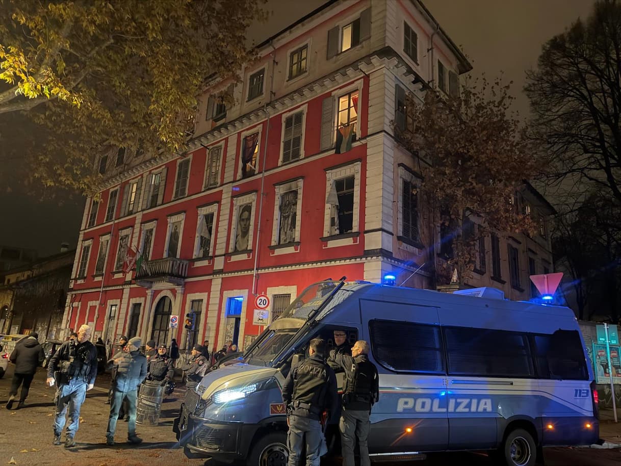 Polizia perquisisce Askatasuna a Torino dopo assalto Stampa | Sky TG24