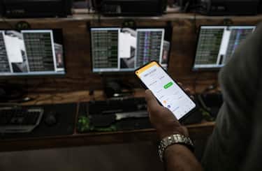 uno smartphone e degli schermi di pc