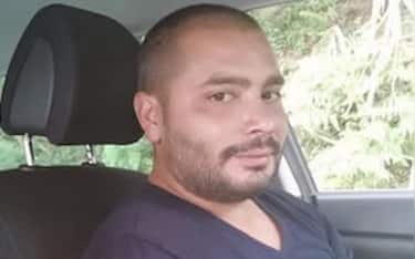 Un trentaquattrenne, Antonio Perrotta, è morto dopo un pestaggio all'esterno di una discoteca a Sangineto (Cosenza). L'uomo, originario di Fuscaldo, era addetto alla sicurezza del locale quando è stato coinvolto in una rissa avvenuta nella notte tra sabato e domenica, 10 agosto 2026.  ANSA (npk)