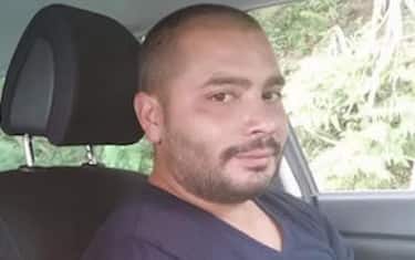 Un trentaquattrenne, Antonio Perrotta, è morto dopo un pestaggio all'esterno di una discoteca a Sangineto (Cosenza). L'uomo, originario di Fuscaldo, era addetto alla sicurezza del locale quando è stato coinvolto in una rissa avvenuta nella notte tra sabato e domenica, 10 agosto 2026.  ANSA (npk)