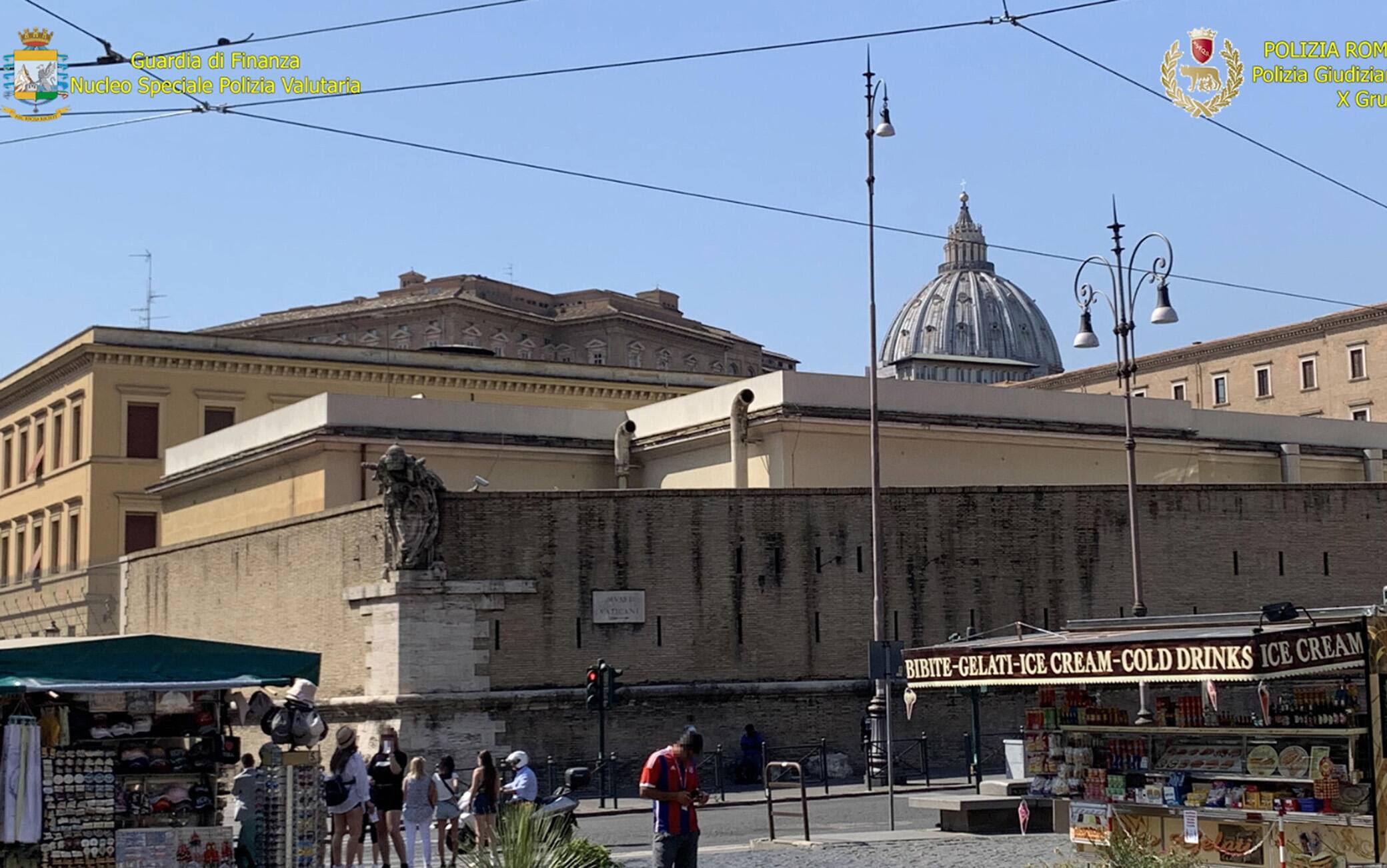 Un fermo immagine tratto da un video della guardia di finanza e polizia locale di Roma, 23 settembre 2020: Sono 18 le persone arrestate a Roma dalla Gdf perché coinvolte, a vario titolo, nell'indagine sul racket delle autorizzazioni per il commercio su strada con il coinvolgimento di pubblici ufficiali, imprenditori e sindacalisti. Tra le persone arrestate, anche l'allora responsabile degli Uffici 'Disciplina' e 'Rotazioni' del Dipartimento Attività Produttive del Comune di Roma e un suo diretto collaboratore, quattro esponenti di un'associazione sindacale di categoria - tra cui Mario e Dino Tredicine, della storica famiglia nota per la sua attività nel settore del commercio ambulante della Capitale - ed un gruppo di sette imprenditori e commercianti.ANSA/GUARDIA DI FINANZA NUCLEO SPECIALE POLIZIA VALUTARIA  E POLIZIA LOCALE ROMA EDITORIAL USE ONLY NO SALES