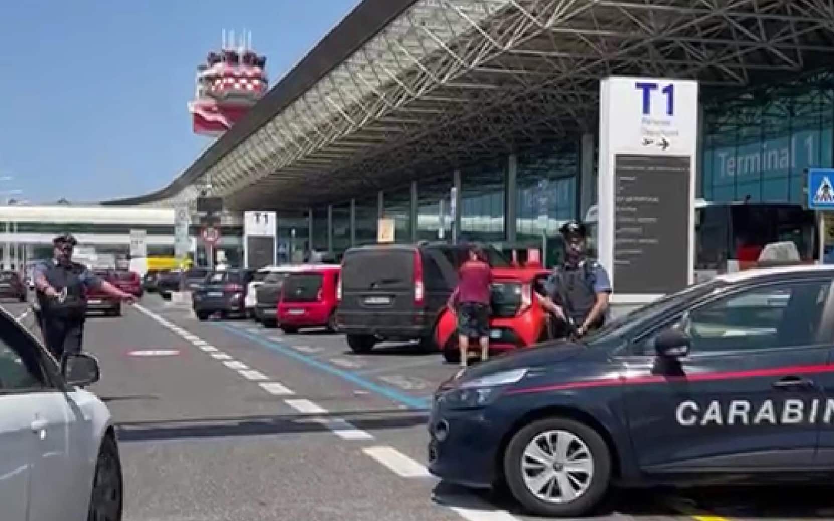 Un momento dei quotidiani controlli, da parte dei Carabinieri della Compagnia Aeroporti di Roma, presso lo scalo aeroportuale internazionale "Leonardo Da Vinci" di Fiumicino, Roma, 24 Luglio 2022. ANSA/US CARABINIERI+++NO SALES, EDITORIAL USE ONLY+++