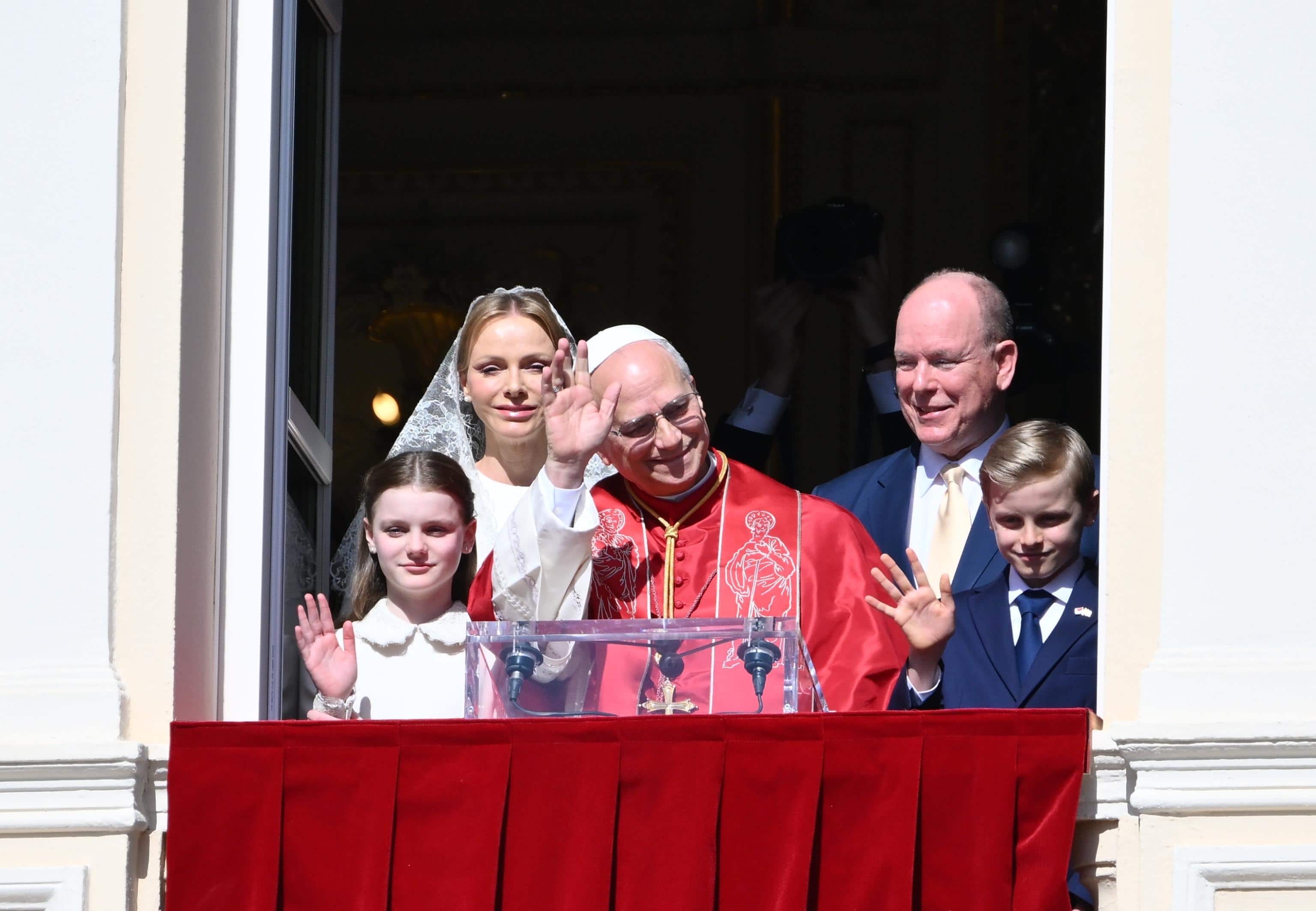 Il Papa con la famiglia reale salutano il popolo dal balcone del Palazzo del Principe