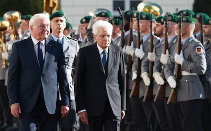 epa11627745 German President Frank-Walter Steinmeier (L) and Italian President Sergio Mattarella (3-L) walk next to each other during a reception with military honors at Bellevue Palace in Berlin, Germany, 27 September 2024. Italian President Sergio Mattarella visits Germany from 26 to 29 September 2024.  EPA/CLEMENS BILAN