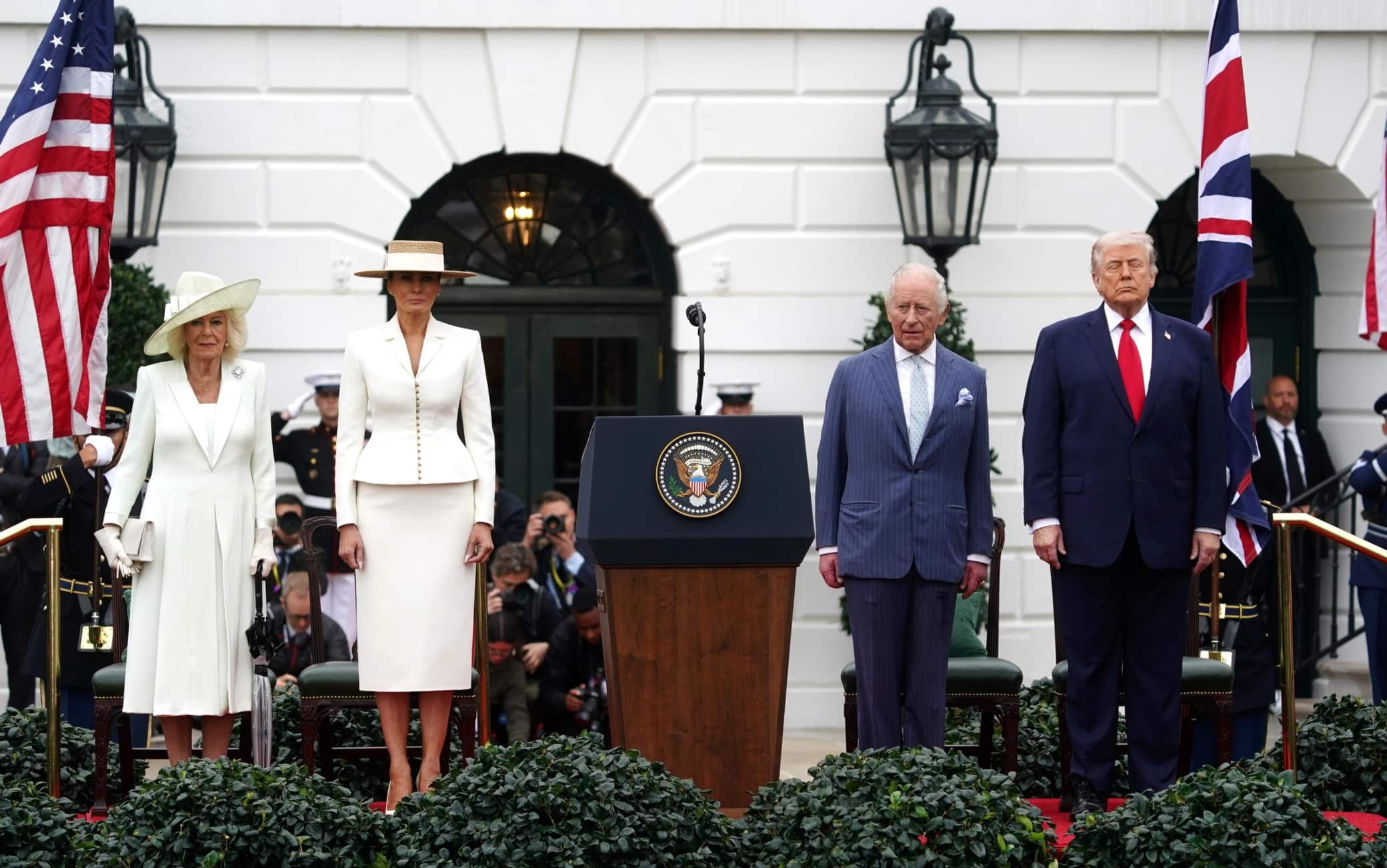 epa12919352 US President Donald Trump (R) and Britain's King Charles III (C-R), along with first lady Melania Trump (C-L) and Queen Camilla (L), attend a welcome ceremony on the South Lawn of the White House in Washington DC USA, 28 April 2026. King Charles III and Queen Camilla are visiting the US on a four-day state visit, which includes meetings with US President Donald Trump and first lady Melania Trump at the White House and engagements in New York and Virginia. EPA/WILL OLIVER  EPA/WILL OLIVER