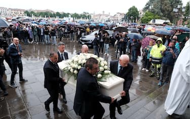 Il feretro di Alex Zanardi entra nella Basilica di Santa Giustina, in Prato della Valle, per i funerali dell'ex pilota, 5 maggio 2026. ANSA/NICOLA FOSSELLA 