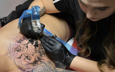 Milan,Italy Milano TATTOO CONVENTION 2020
Esibizione di artisti internazionali del tatuaggio con momenti della creazione del singolo tatuaggio.
Nella foto:tatuatore alla creazione del tatuaggio