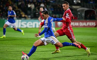 Italy's forward #10 Giacomo Raspadori (L) and Moldova's defender #03 Mihail Stefan fight for the ball during the 2026 World Cup qualifiers Europe zone group I football match between Moldova and Italy at the Zimbru Stadium in Chisinau, on November 13, 2025. (Photo by Daniel MIHAILESCU / AFP) (Photo by DANIEL MIHAILESCU/AFP via Getty Images)          