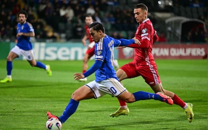 Italy's forward #10 Giacomo Raspadori (L) and Moldova's defender #03 Mihail Stefan fight for the ball during the 2026 World Cup qualifiers Europe zone group I football match between Moldova and Italy at the Zimbru Stadium in Chisinau, on November 13, 2025. (Photo by Daniel MIHAILESCU / AFP) (Photo by DANIEL MIHAILESCU/AFP via Getty Images)          