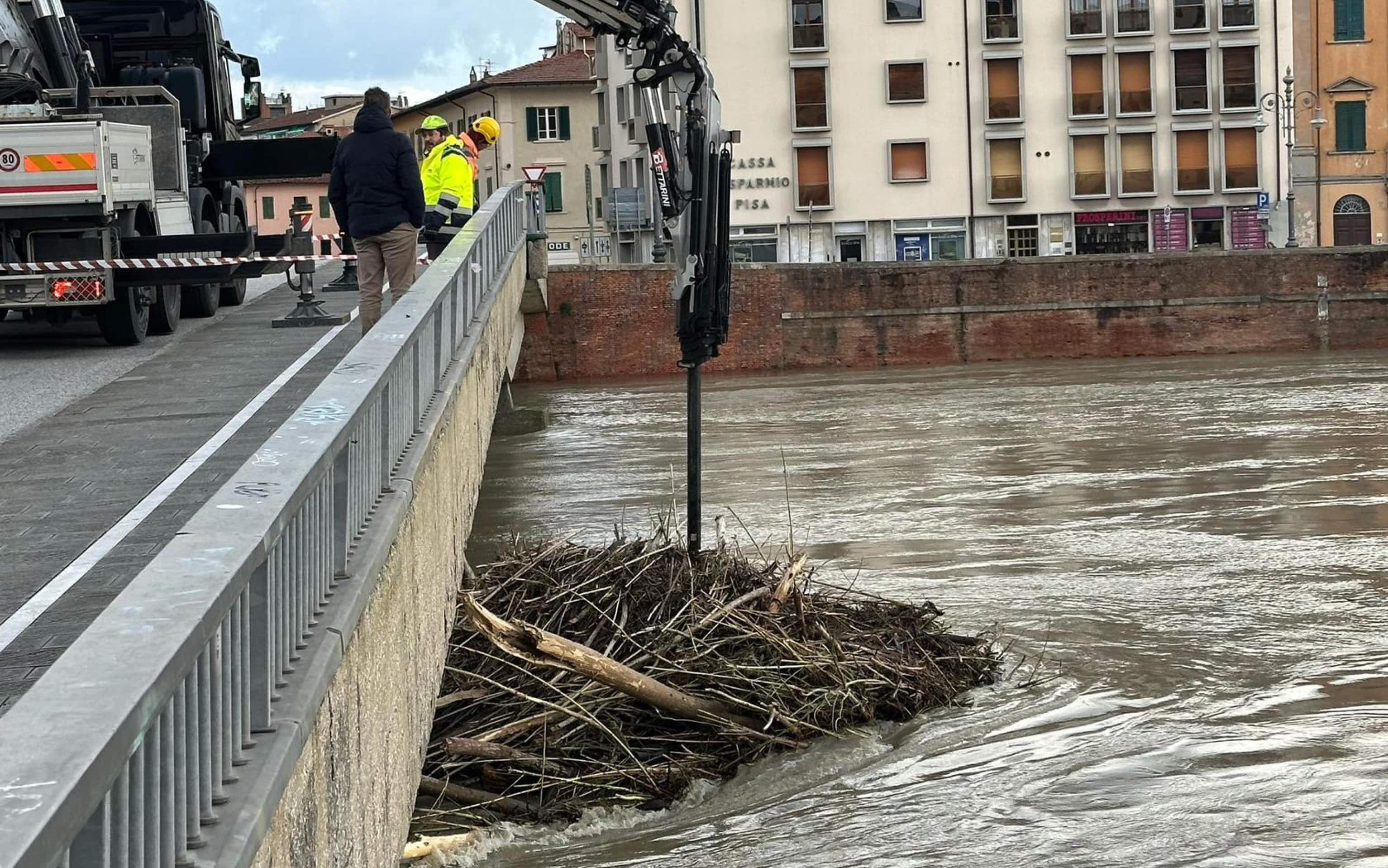 A Pisa puliti i ponti sull'Arno