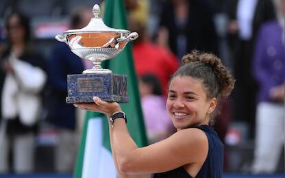 Jasmine Paolini of Italy poses with her trophy after winning her women's final match against Coco Gauff US at the Italian Open tennis tournament in Rome, Italy, 18 May 2024. The Italian Open tennis tournament is held between 07 and 18 May 2025. ANSA/FABRIZIO CORRADETTI