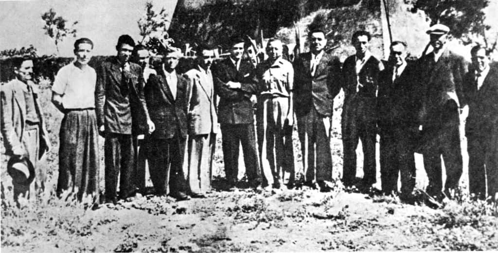 Second World War-Italy 1943 Civilians rescued from the Italian Carabinieri Salvo D'Acquisto in Santa Severa shot in their place by the German SS in retaliation to an attack. (Photo By: Fireshot Studio/Fototeca/Universal Images Group via Getty Images)